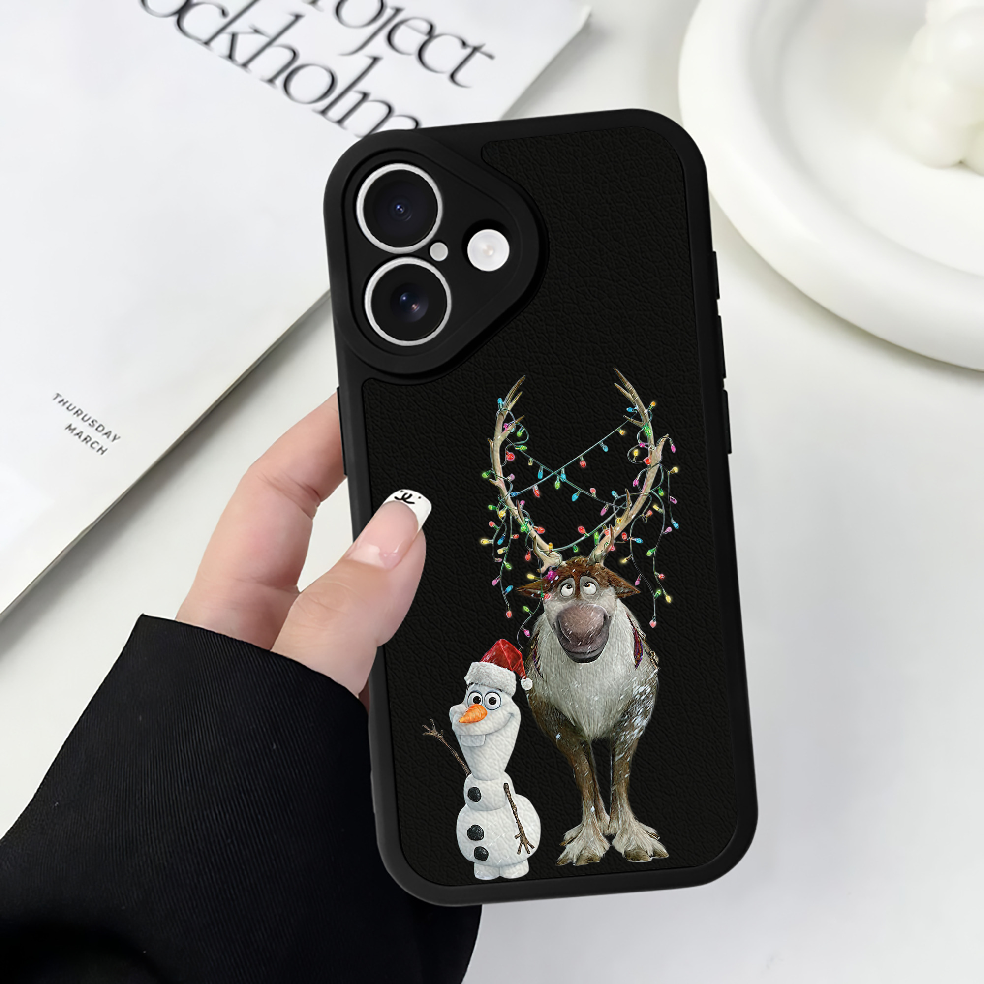 （画像用） アナと雪の女王 アンナ エルサ Frozen Anna Elsa 【iPhone 16シリーズ対応】シリコンスマホケース（レザー調） 材質：シリコン